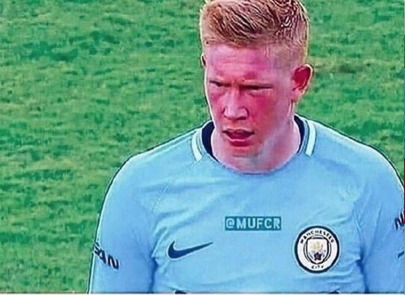 德州扑克锦标赛：为什么在“泡沫期”激进加注是通往决赛桌的关键？（德州扑克锦标赛：泡沫阶段强势加注为何是挺进决赛桌的关键？）