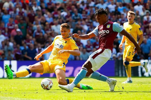 为什么球员在接捕到飞球后会迅速将球抛向二垒以示防守深度