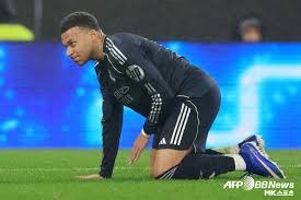 湿润牌面（如Q-J-9同花）中的高风险博弈：该进攻还是控池？（湿润牌面（如Q-J-9同花）的高波动抉择：施压进攻还是控制底池？）